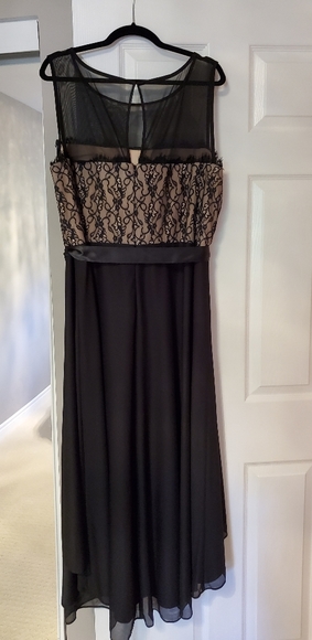 Gorgeous Evening Gown - Picture 2 of 3